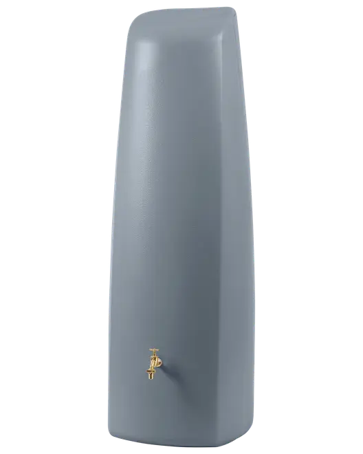 Høj, grå, rektangulær regnvandstank med glat overflade og messinghane nederst til nem aftapning. Moderne, minimalistisk design til udendørs brug.