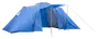 Stor blå campingtelt med flere rum, frontmarkise, lynlåsdøre og vinduer. Velegnet til grupper eller familier, vejrbestandigt materiale og solide støttepæle for stabilitet.