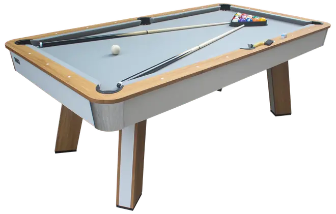 Moderne poolbord med lysegrå filt, træramme og solide ben. Inkluderer to køer, en trekantet rack og et sæt farverige kugler klar til spil.