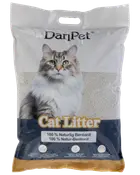 Pose med DanPet kattegrus, viser et billede af en langhåret kat. Indeholder 100% naturlig bentonit, klumpende formel, med praktisk bærehåndtag.