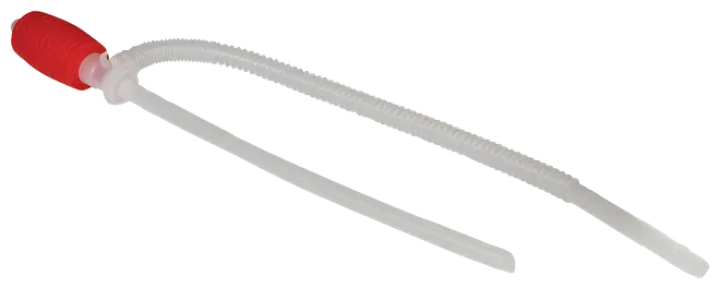 Plastisk hävertpump med röd handboll och två genomskinliga, flexibla slangar, avsedd för enkel överföring av vätskor som bränsle, vatten eller andra vätskor.