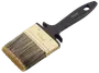 Bred 70 mm malerpensel med naturbørster, sort ergonomisk plastikhåndtag og guldfarvet metalbånd. Velegnet til store flader. Håndtaget har ophængningshul.