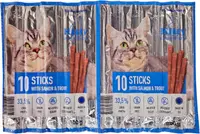 Förpackning med 10 kattgodissticks med lax och öring, spannmålsfria, utan tillsatt socker eller färgämnen, 33,5% råprotein, tillverkade i EU, totalvikt 50g.