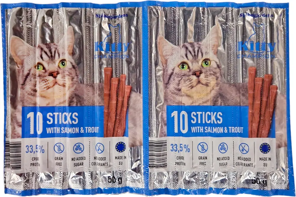 Förpackning med 10 kattgodissticks med lax och öring, spannmålsfria, utan tillsatt socker eller färgämnen, 33,5% råprotein, tillverkade i EU, totalvikt 50g.