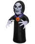 Oppustelig Halloween-dekoration med sort kappe, hvide hænder, hætte og orange græskar-medaljon på lilla bånd. Velegnet til udendørs eller indendørs pynt.