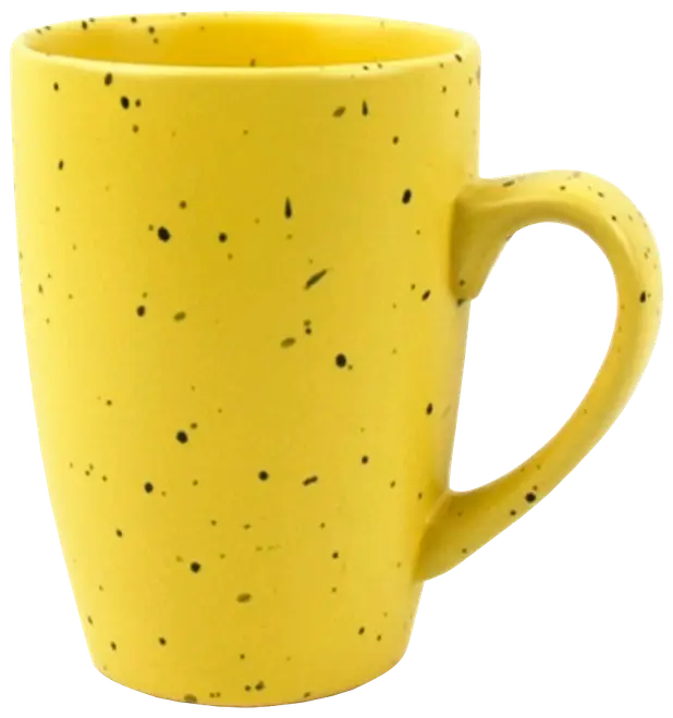 Gul keramikkop med sorte prikker, cylindrisk form, stort buet håndtag, mat finish. Perfekt til varme drikke som kaffe eller te. Moderne, minimalistisk design.