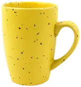 Gul keramikkop med sorte prikker, cylindrisk form, stort buet håndtag, mat finish. Perfekt til varme drikke som kaffe eller te. Moderne, minimalistisk design.