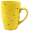 Lys blå keramikkop med stort håndtag, mat finish og sorte prikker over hele overfladen. Høj, cylindrisk form, ideel til varme drikke som kaffe eller te.