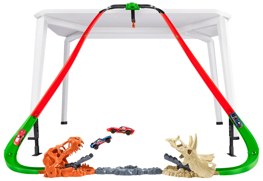 Hot Wheels bilbana med två röda kurvor, dinosaurietema-startare och två leksaksbilar. Fästs på bord för höjd racing och stunts.