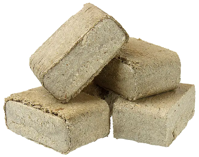 Fire rektangulære, sammenpressede hø- eller halmblokke til dyreunderlag eller foder. Blokkene er tætte, beige og har en grov, fibret overflade.