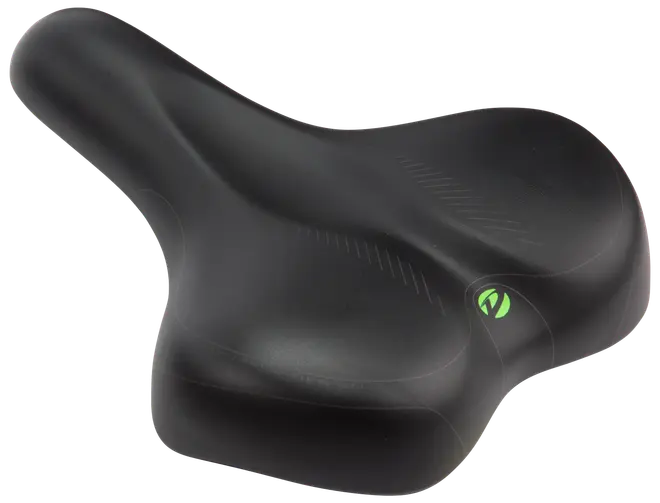 Bred, sort ergonomisk cykelsadel med konturformet polstring for komfort, velegnet til by- eller cruiser-cykler. Har et lille grønt logo på siden til mærkeidentifikation.