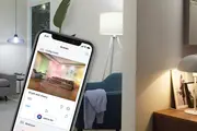 Smarta hem-belysningssystem styrs via mobilapp, med anpassningsbara färginställningar för vardagsrumslampor. Inkluderar moderna lampor, appgränssnitt och stämningsbelysning för personlig atmosfär.