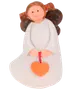Handgjord ängel-figur med brunt hår, vit klänning och orange hjärthänge. Ansiktet saknar detaljer, figuren har tofsar med röda band.