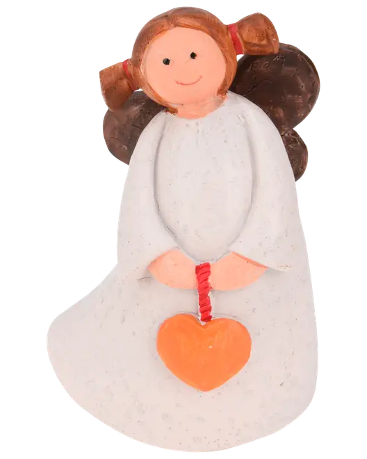 Handgjord ängel-figur med brunt hår, vit klänning och orange hjärthänge. Ansiktet saknar detaljer, figuren har tofsar med röda band.