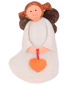 Handgjord ängel-figur med brunt hår, vit klänning och orange hjärthänge. Ansiktet saknar detaljer, figuren har tofsar med röda band.