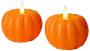 Set med två orange pumpaformade ljus med realistisk lågeffekt. Varje ljus har räfflad yta och stark färg, perfekt för höst- eller Halloween-dekoration.