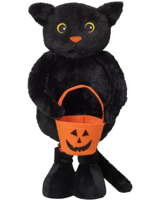 Sort plyskattefigur med gule øjne, orange næse og Halloween-græskarbøtte, stående på store fødder med lang hale.