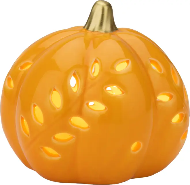 Keramisk græskar dekoration med blank orange finish, gylden stilk og bladformede udskæringer, der lader lys skinne igennem. Perfekt til efterår eller Halloween pynt.