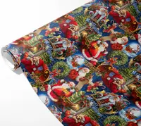 Färgglatt julklappspapper med jultomten, kransar, nallebjörnar, slädar och texten "Merry Christmas". Blank yta, perfekt för julklappsinslagning, livlig design.