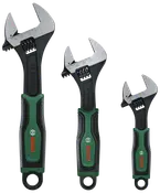 Sæt med tre Bosch skruenøgler i forskellige størrelser, med sorte og grønne ergonomiske håndtag, måleskala på kæberne og robust stålkonstruktion til alsidige opgaver.
