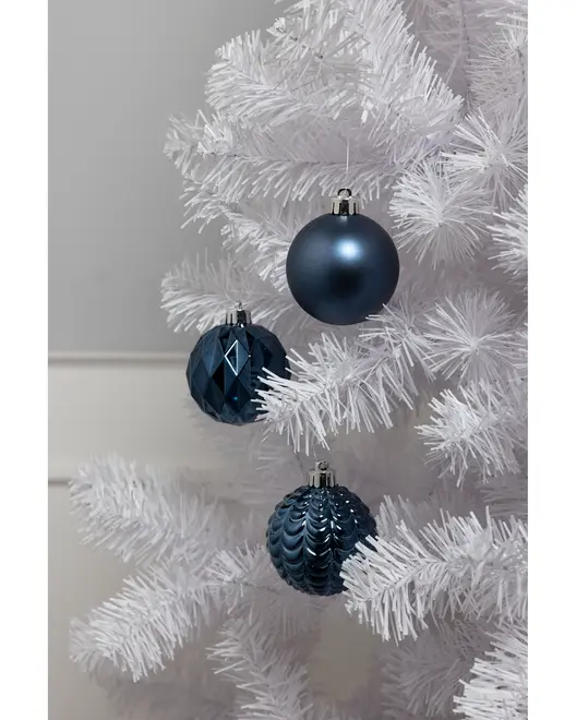 Sæt med tre mørkeblå julekugler med forskellige teksturer—mat, facetslebet og rillet—hængende på hvide kunstige grene. Hver kugle har en sølvfarvet top.