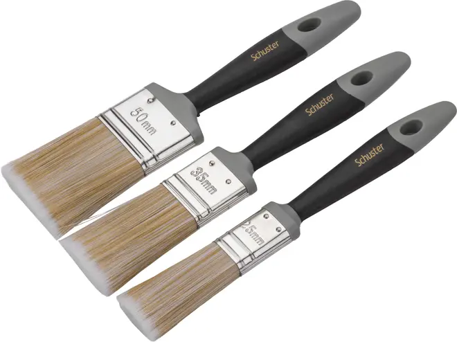 Set med tre penslar med svart och grått handtag, märkta 50mm, 35mm och 25mm. Syntetborst, metallfäste, ergonomiska handtag med upphängningshål. Märke: Schuster.