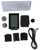 Cykelcomputer-sæt med digital skærm, to batterier, monteringsbeslag, sensor, kabel, gummipuder og brugervejledning. Velegnet til måling af cykelhastighed, distance og tid.