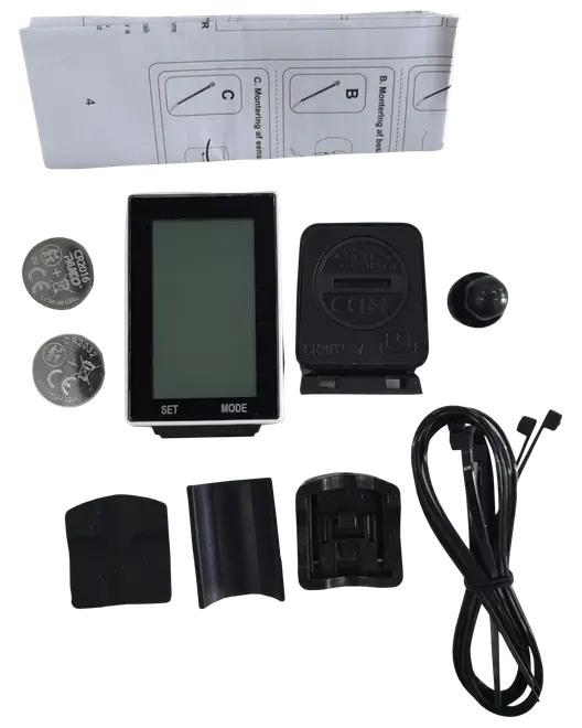 Cykelcomputer-sæt med digital skærm, to batterier, monteringsbeslag, sensor, kabel, gummipuder og brugervejledning. Velegnet til måling af cykelhastighed, distance og tid.