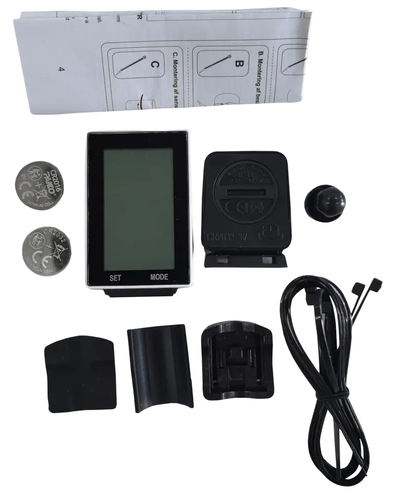 Cykelcomputer-sæt med digital skærm, to batterier, monteringsbeslag, sensor, kabel, gummipuder og brugervejledning. Velegnet til måling af cykelhastighed, distance og tid.