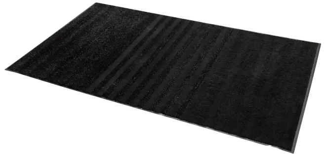 Rektangulär svart badmatta med diskret randigt mönster, tillverkad av mjukt, absorberande material. Halkfri baksida för säkerhet. Passar badrum, modern och minimalistisk design.