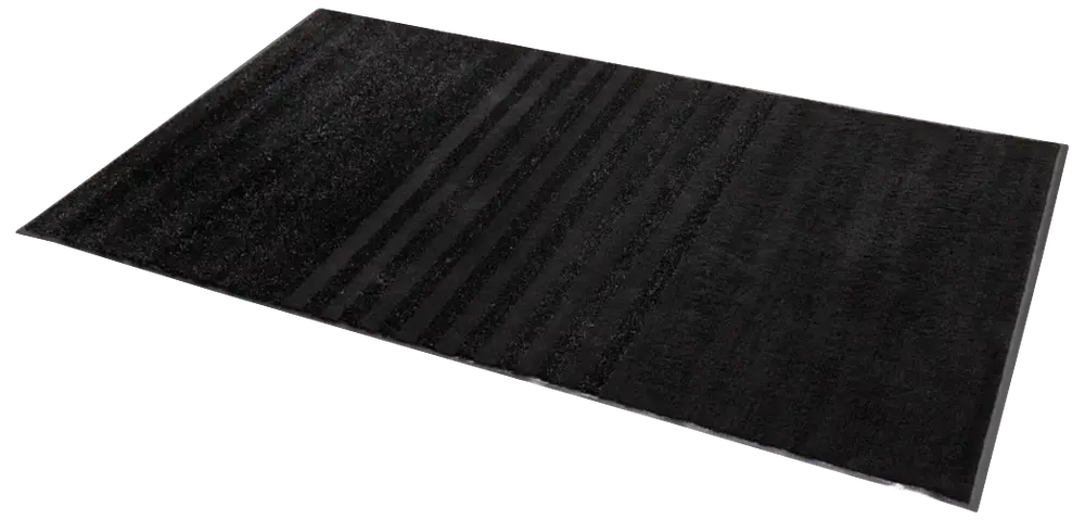 Rektangulär svart badmatta med diskret randigt mönster, tillverkad av mjukt, absorberande material. Halkfri baksida för säkerhet. Passar badrum, modern och minimalistisk design.