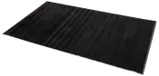 Rektangulært sort bademåtte med diskret stribet tekstur, lavet af blødt, absorberende materiale. Skridsikker bagside for sikkerhed. Moderne og minimalistisk design til badeværelset.