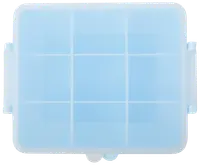 Fyrkantig blå plastförvaringslåda med genomskinligt lock, nio inre fack och säkra sidospännen för organisering av småsaker som pärlor, piller eller pysselmaterial.