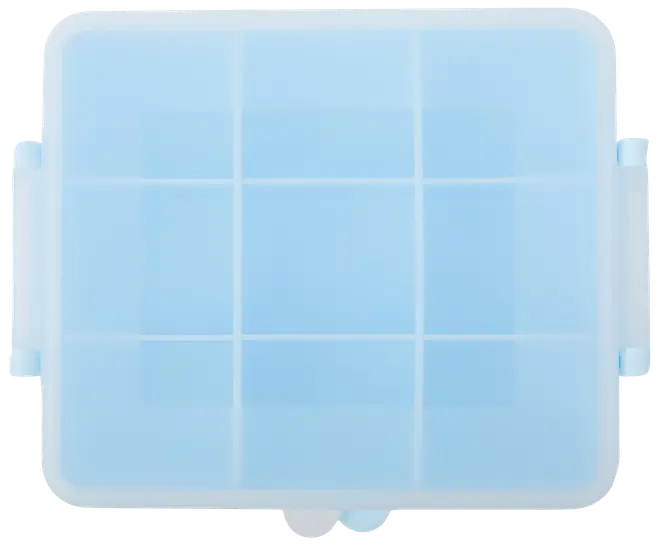 Firkantet blå plastikopbevaringsboks med gennemsigtigt låg, ni indvendige rum og sikre sidelåse til organisering af småting som perler, piller eller hobbyartikler.