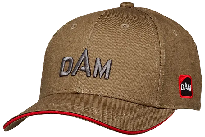 Brun baseballcap med broderet DAM-logo, buet skygge, rød kant langs skyggen og lille sidepatch.