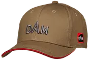 Brun baseballcap med broderet DAM-logo, buet skygge, rød kant langs skyggen og lille sidepatch.