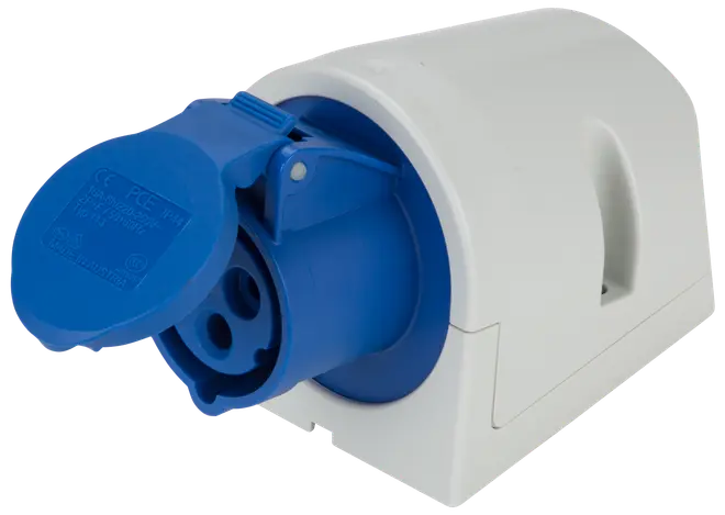 Blå industriell elkontakt med skyddslock, monterad på vit vinklad bas. Har tre runda stifthål, lämplig för kraftiga elanslutningar i verkstäder eller byggarbetsplatser.