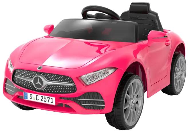 Lyserød elbil til børn, designet som en Mercedes-Benz, med realistisk frontgitter, forlygter, sort sæde, rat og sølvfarvede hjul. Til indendørs og udendørs leg.