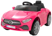 Lyserød elbil til børn, designet som en Mercedes-Benz, med realistisk frontgitter, forlygter, sort sæde, rat og sølvfarvede hjul. Til indendørs og udendørs leg.