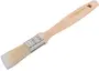 Flad pensel med lyst træhåndtag, metalbånd og hvide syntetiske børster. Håndtaget har ophængshul og "SageColor" mærke. Bredde: 25 mm.