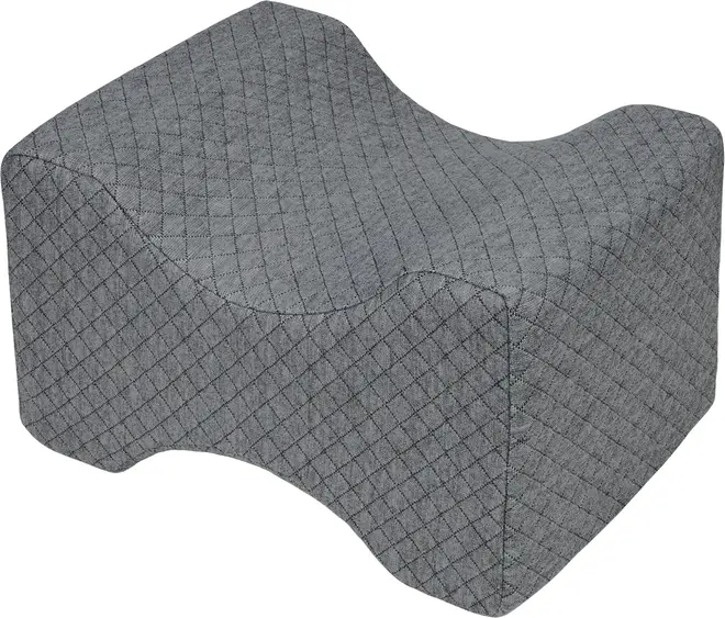 Grå quiltet polstret fodskammel med buet ergonomisk form og diamantmønstret tekstur.
