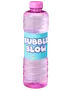 Klar plastflaske med lyserødt låg, fyldt med boblevæske. Blåt mærkat med teksten 'Bubble Blow' i hvide bogstaver. Perfekt til genopfyldning af sæbeboblepinde eller maskiner.