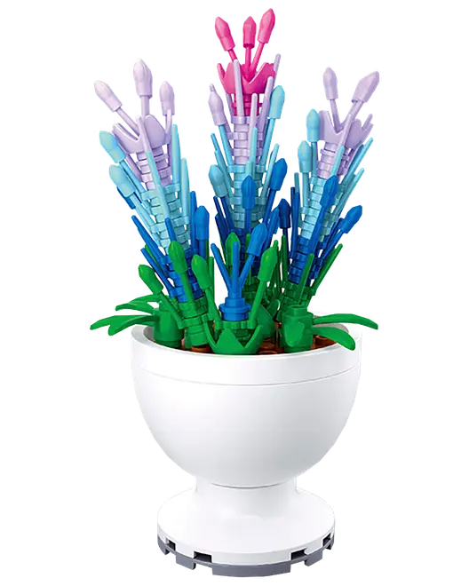 Färgglad konstgjord blomsterbukett med rosa, lila, blå och gröna stjälkar i en vit dekorativ kruka.