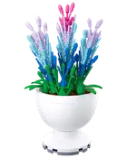 Farverig kunstig blomsterbuket med pink, lilla, blå og grønne stilke i en hvid dekorativ potte.