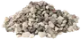 En bun små, blandede dekorative grussten i grå, hvide og sorte nuancer. Uregelmæssige former, størrelser 1-3 cm. Velegnet til haveanlæg, stier eller akvarier.