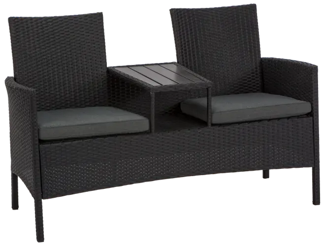 Udendørs to-personers bænk med sort fletstel, to grå sædehynder og indbygget bord i midten. Perfekt til terrasse, have eller altan.