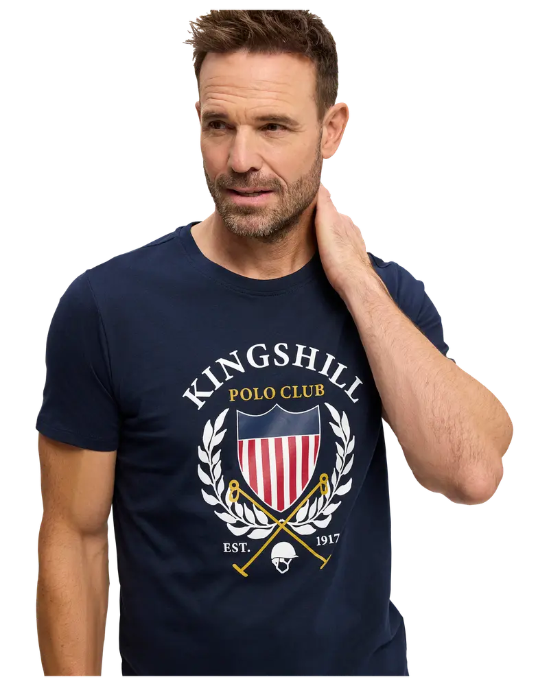 Mörkblå kortärmad t-shirt med "Kingshill Polo Club" emblem, sköld, lagerkrans, korsade poloklubbor och texten "EST. 1917" framtill.