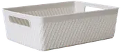 Rektangulær hvid plastkurv med flettet mønster, åben top og indbyggede håndtag i begge ender. Velegnet til opbevaring og organisering af ting.