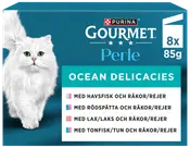 Förpackning med Purina Gourmet Perle Ocean Delicacies kattmat, 8 x 85g, olika smaker med fisk och räkor. Blå förpackning med vit katt på bilden.