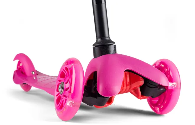 Pink trehjulet børnescooter med solid plastikdæk, to store forhjul, ét baghjul og sort styrestang. Designet til stabilitet og nem kørsel.